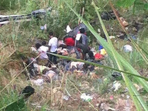 At least 24 killed in bus accident in Philippines hinh anh 1