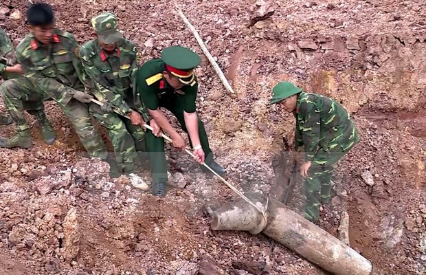 Quang Tri unearths 240-kg bomb hinh anh 1