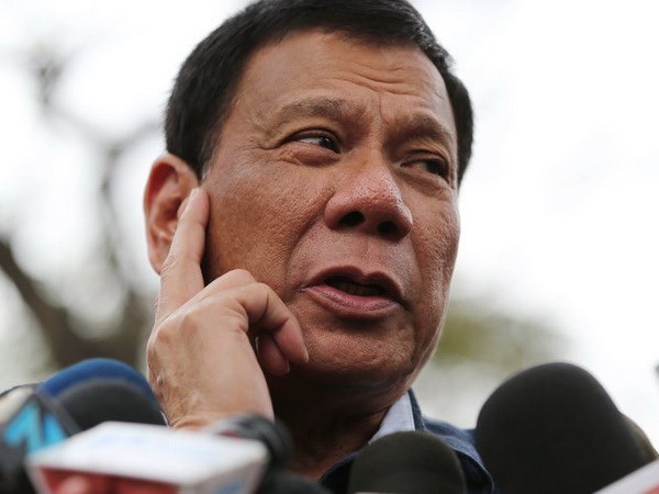 Philippine President offers reward to arrest Abu Sayyaf members hinh anh 1