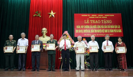 Laos awards medals to Da Nang’s volunteer soldiers hinh anh 1