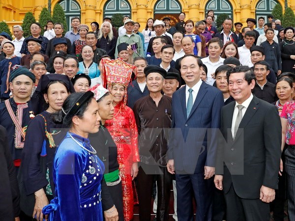 President meets ethnic village chiefs, artisans, prestigious people hinh anh 1