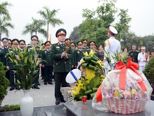 Incense offering commemorates outstanding general hinh anh 1