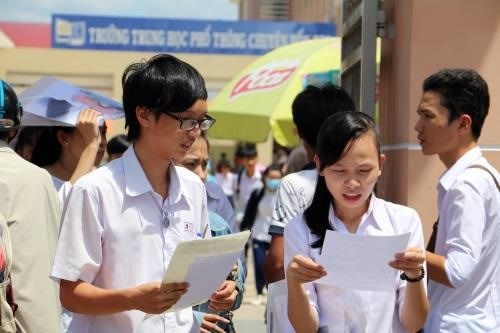 Students choose high school exams for university admissions hinh anh 1