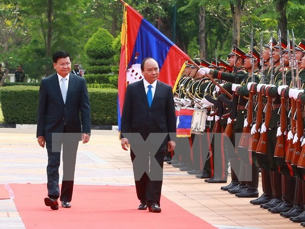 Lao media: PM Phuc’s visit to elevate Vietnam-Laos ties hinh anh 1