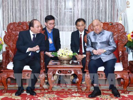 PM Nguyen Xuan Phuc visits Lao former Party, State leaders hinh anh 1