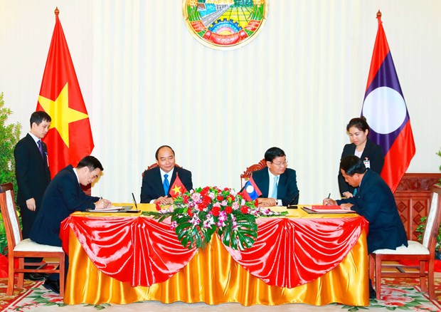 Vietnam, Laos issue joint statement hinh anh 1
