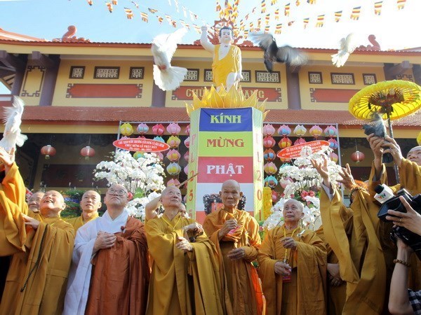 VFF chief sends greetings to Buddhists on Lord Buddha’s anniversary hinh anh 1