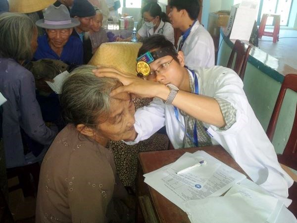 Hearing aids presented to 1,000 patients in central region hinh anh 1