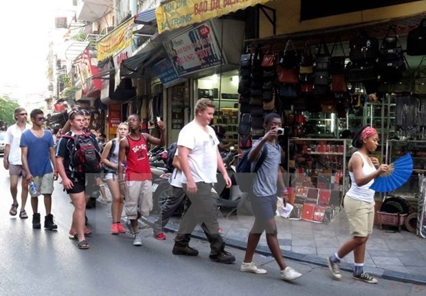 Tourist arrivals surge during four-day holidays hinh anh 1