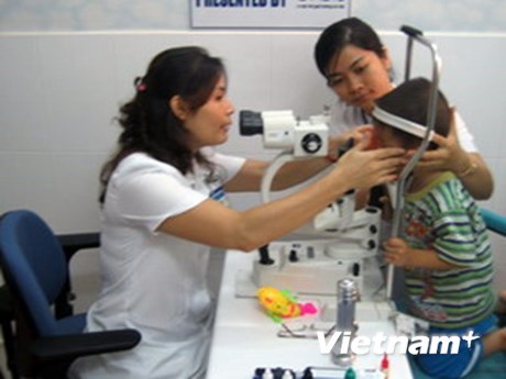 Can Tho: Flying eye hospital provides treatment for children hinh anh 1