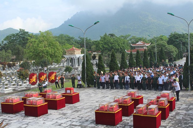 Thanh Hoa reburies martyr remains recovered from Laos hinh anh 1