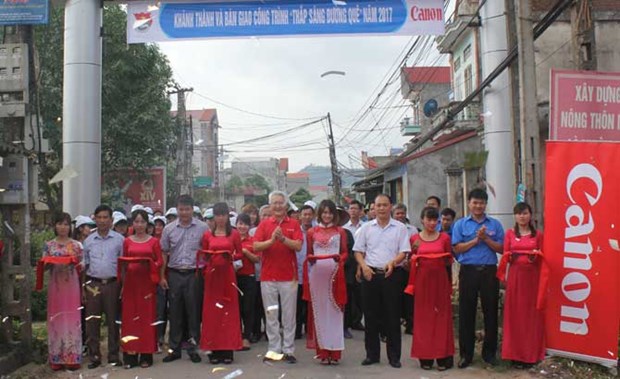 Canon lights up more rural roads in Bac Giang province hinh anh 1