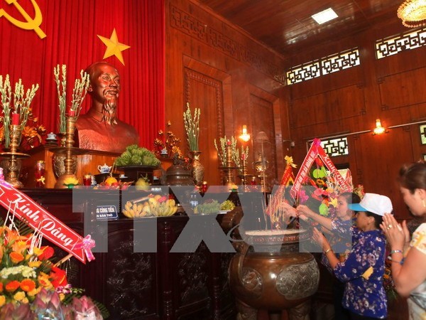 Sen village festival marks President Ho Chi Minh’s birthday hinh anh 1