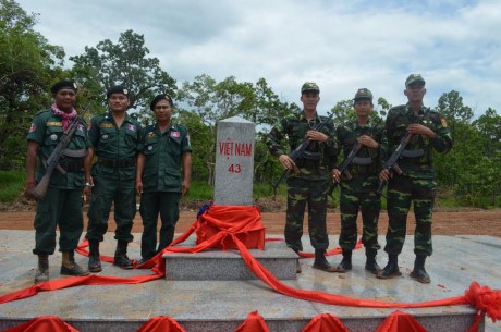 Dak Lak inaugurates border markers on frontier with Cambodia hinh anh 1