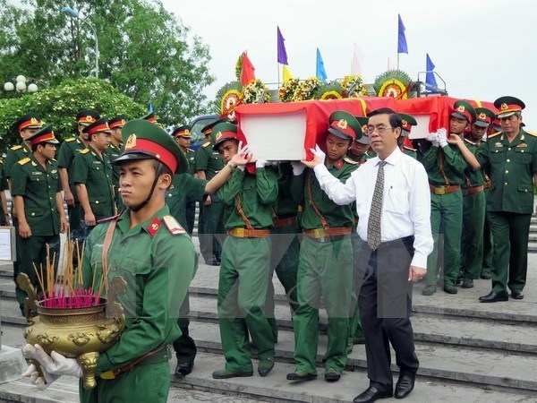 Ha Tinh reburies Vietnamese martyrs repatriated from Laos hinh anh 1