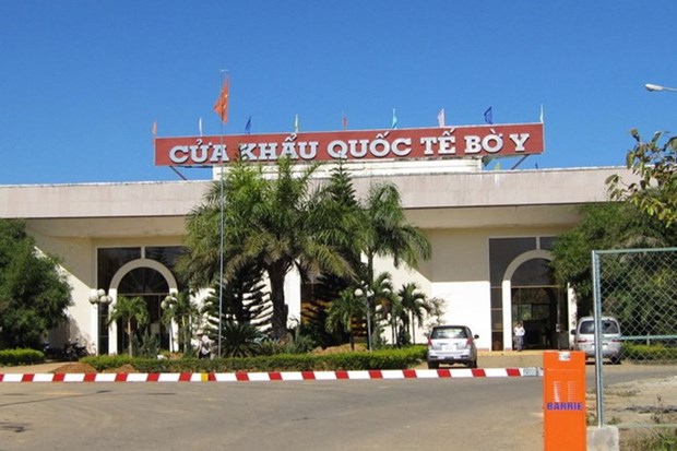 Vietnam, Laos ensure smooth transport at Bo Y-Phu Cua border gate hinh anh 1
