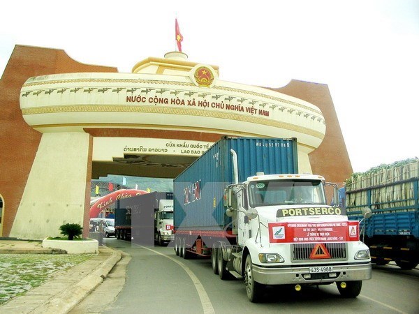 Vietnam, Laos sign protocol on adjustment of good transit deal hinh anh 1