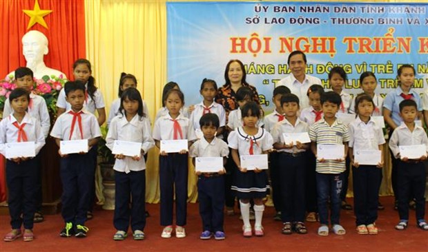 Children in HCM City, Khanh Hoa receive gifts for Children’s Day hinh anh 1