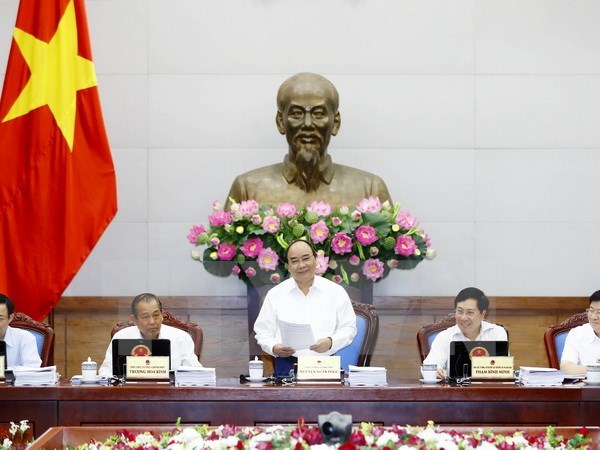 PM urges political determination, feasible measures for growth target hinh anh 1