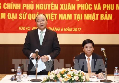 PM visits Vietnam embassy, expatriates in Japan hinh anh 1