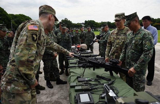 US provides new weapons for Philippines hinh anh 1