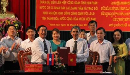 Vietnamese, Lao provinces share labour-related experience hinh anh 1