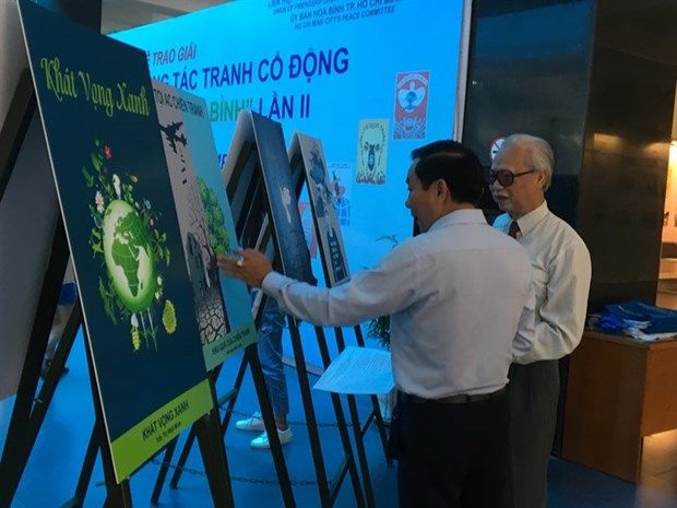 HCM City students’ paintings on peace on display hinh anh 1