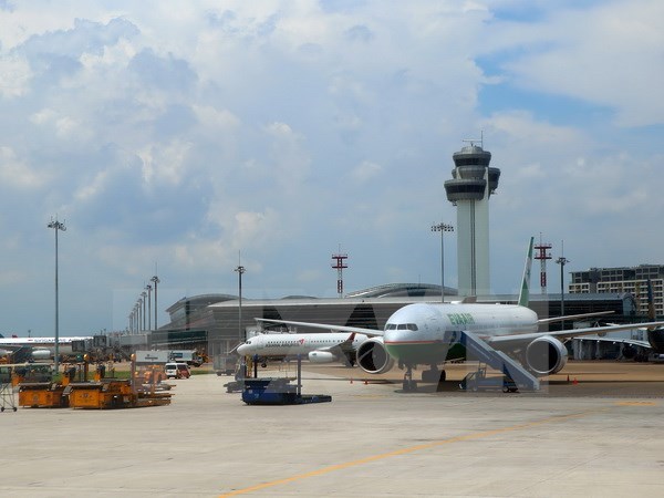 Foreign consultant to be hired to study additional runway hinh anh 1