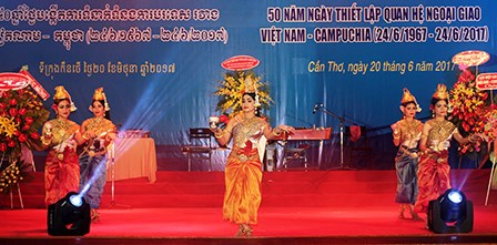 Vietnam-Cambodia diplomatic ties marked in Can Tho hinh anh 1