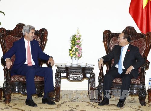 Prime Minister Nguyen Xuan Phuc welcomes John Kerry hinh anh 1