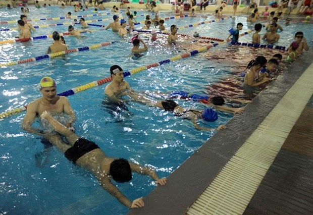 HCM City children learning to swim hinh anh 1