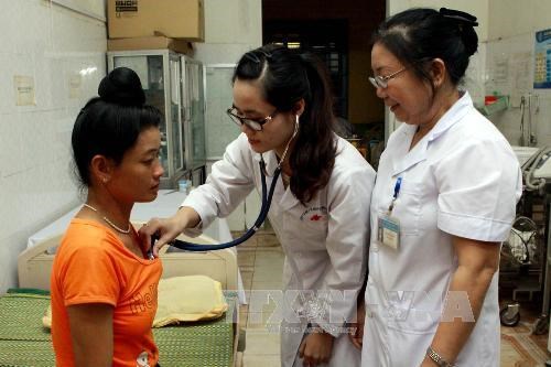 Young doctors volunteer to work in poor districts hinh anh 1