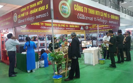 Vietnam-Laos Trade Fair opens to mark bilateral diplomatic ties hinh anh 1
