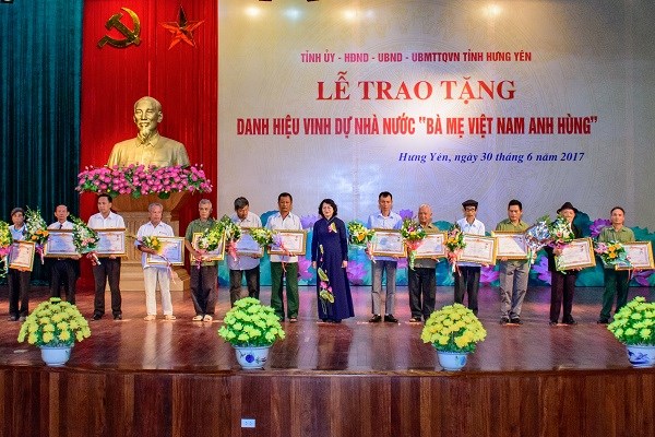 Vice President attends ceremony honouring heroic mothers in Hung Yen hinh anh 1