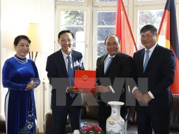 PM Phuc visits Consulate General’s staff in Frankfurt hinh anh 1