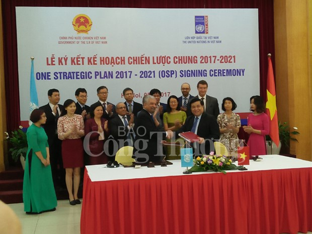 Vietnam, United Nations sign one strategic plan for 2017-2021 hinh anh 1