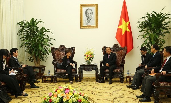 Deputy PM Truong Hoa Binh greets Singaporean Ambassador hinh anh 1