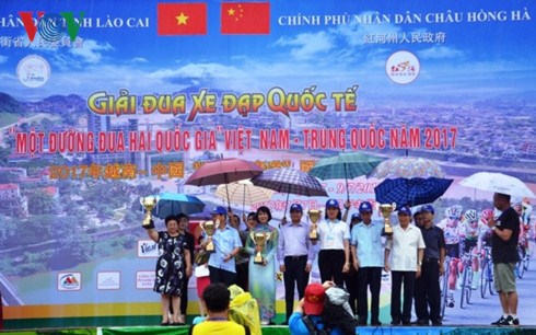 Int’l cycling race closes in Lao Cai hinh anh 1