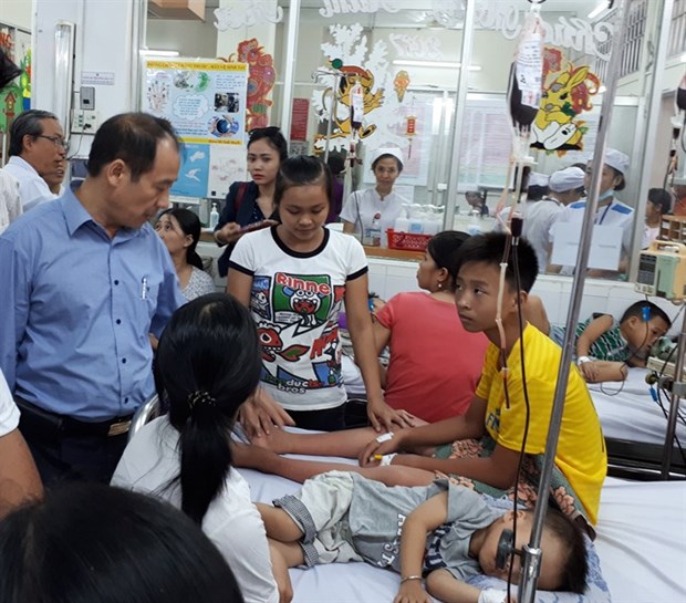 Provincial doctors receive training in dengue-fever treatment as cases increase hinh anh 1