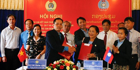 Kon Tum, Lao province boosts trade union links hinh anh 1