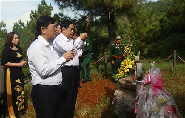 VFF leader pays respect on War Invalids' and Martyrs' Day hinh anh 1