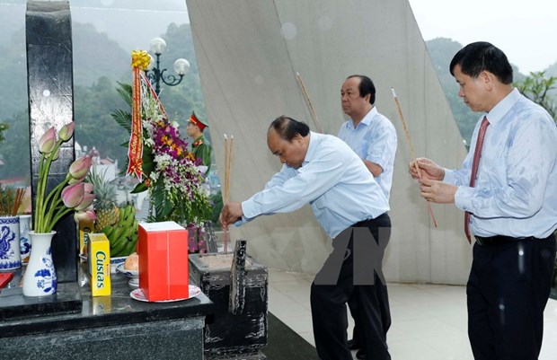 PM commemorates fallen soldiers in Son La hinh anh 1