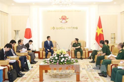 Defence minister discusses cooperation with Shinzo Abe aide hinh anh 1