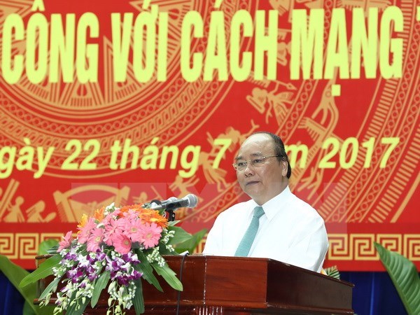 PM wants more good deeds for revolutionary contributors hinh anh 1