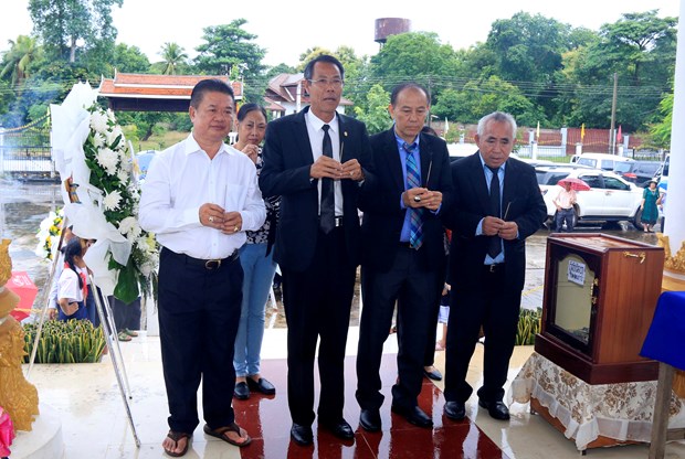 Incense offering event commemorates heroic martyrs in Laos hinh anh 1