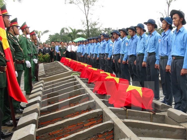 Remains of Vietnamese volunteer soldiers buried at home hinh anh 1