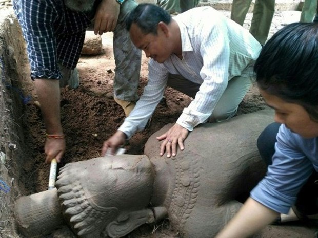 Large ancient statue unearthed in Cambodia’s Angkor complex hinh anh 1