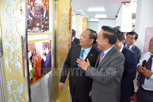 Photo exhibition on Vietnam-Laos relations opens in Xiang Khouang hinh anh 1