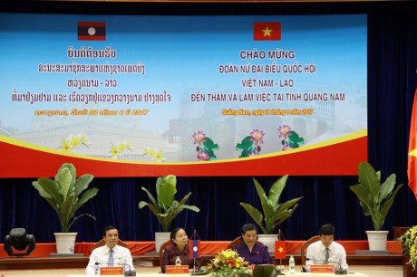 Vietnamese, Lao women parliamentarians visit Quang Nam hinh anh 1