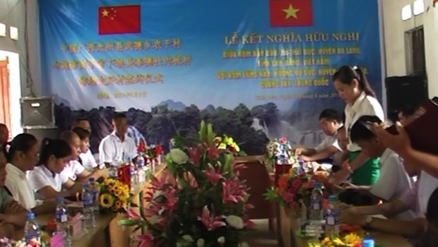 Vietnamese, Chinese villages form twinning relationship hinh anh 1